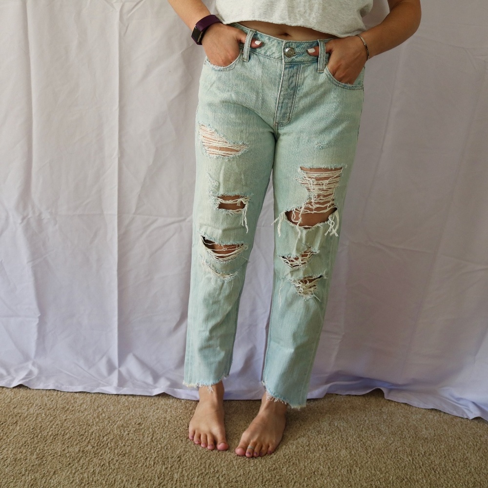 Distressed Boyfriend Cut-off Jeans